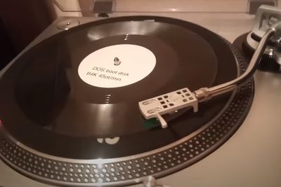 Vinylplate med operativsystemet FreeDOS.