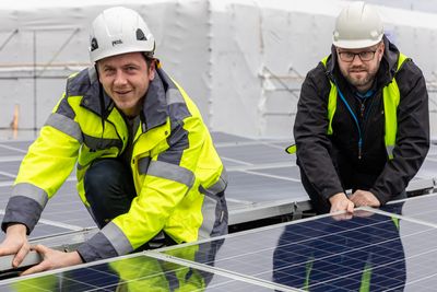 Ulrik Rør (t.v.) og Carl Christian Strømberg i Solcellespesialisten kan estimere hva du kan produsere av strøm på ditt bygg — uansett hvor i Norge det er.