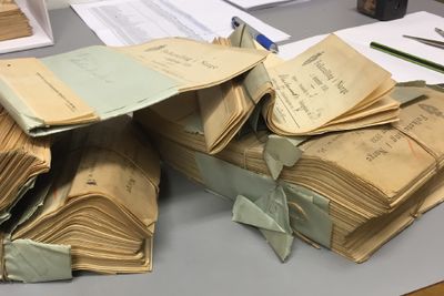 Bunker med personsedler fra folketellingen 1. desember 1920.