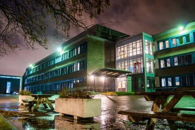 Apalløkka skole er en ungdomsskole på Ammerud i Oslo, som nylig ble koronastengt etter et smitteutbrudd. Alle grunnskolene i Oslo har fått IST Everyday, mens de videregående skolene må bruke en løsning som snart skal stenges ned for godt.