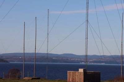 Jeløy Radio ble lagt ned som sendestasjon i 1995. Fortsatt står de fleste av mastene og kablene igjen, som et minnesmerke over den tidligere aktiviteten på stedet. I bakgrunnen, på den andre siden av Oslofjorden, kan man skimte Holmestrand.