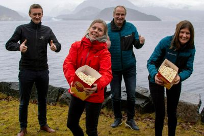 Slik presenterer Sucom avtalen om at de nå skal levere Telias TV-tjenester til kundene på eget nettsted. Fra venstre: Det er fra venstre: Konsernleder for strategi og teknologi Håkon Solvik og Sylvia Stokke i Svorka; daglig leder Gunnar Furu og Synnøve Kristiansen i Sucom.