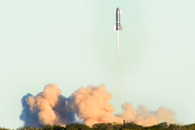 Prototypen av Starship nummer åtte under avgang fra SpaceX-testanlegget i Boca Chica i Texas. 
