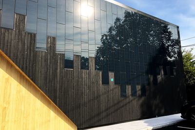 Solcellepaneler for fasader fås i stadig flere farger og utførelser. Men det er de svarte som gir mest energi, som her på den nye Spar-butikken på Snarøya i Bærum..