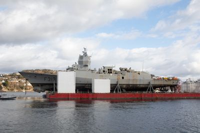 KNM Helge Ingstad på lekter i april 2019, et halvt år etter kollisjonen. Senere i 2019 ble det klart at fregatten ikke skal repareres, og 8. november samme år gikk staten til sak mot DNV GL.