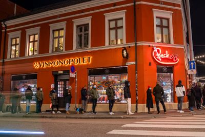 Køen til Vinmonopolet på Grünerløkka i Oslo strakk seg langt like før stengetid fredag ettermiddag. På samme måte som kapasiteten da var koronasprengt, ble infrastrukturen til vinmonopolet.no overbelastet av for mye trafikk som hopet seg opp. Et nytt angrep er varslet allerede til uka. Illustrasjonsfoto.