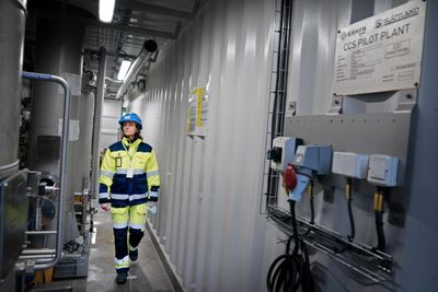 Jannicke Gerner Bjerkås er CCS-direktør ved Hafslund Oslo Celsio. Her er hun i et av testanleggene for CO₂-fangst fra avfallsanlegget. Nå har Oslo kommune funnet en løsning de håper at vil kunne realisere prosjektet. 