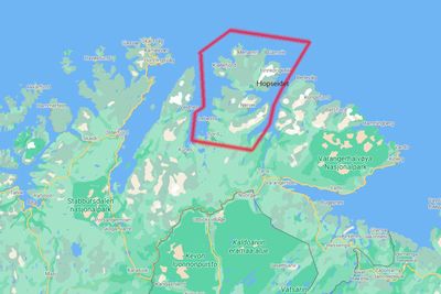 Norkinn-halvøya i Finnmark, her markert med rødt på kartet, skal få fiber via land i tillegg til sjøkabel. 