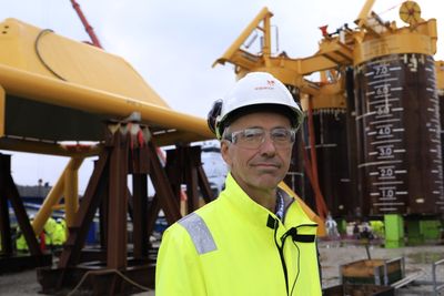 Prosjektdirektør i Northern Lights, Sverre Overå, på Aker Solutions verft i Egersund, foran undervannsinstallasjonen til første brønn som skulle bores for CO2-lagring i Northern Lights-prosjektet. Nå har Aker Solutions fått to nye kontrakter i prosjektet.