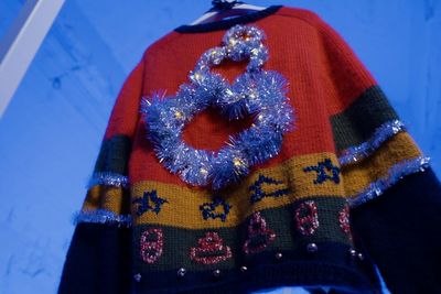 Baksiden av genseren er overdådig pyntet med glitter. Verdens mest strålende styggeste julegenser, mener Computas.
