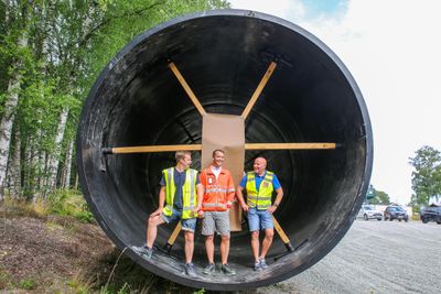 Med en diameter på fire meter er dette plastrøret det største som noensinne er brukt til en vegkonstruksjon i Norge. Fra venstre Fredrik Nyland i Viken Fylkeskommune, Anders Ellevold Seielstad i Statens vegvesen og Terje Ottesen i Geosyntia. 