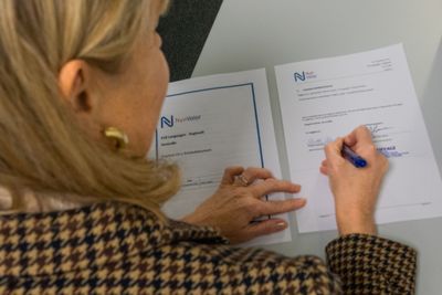 Kontrakten for E18 Rugtvedt-Langangen signeres av Eiffage og Nye Veier.