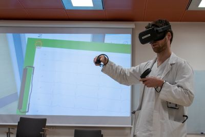 Øyvind Rustan er lege i spesialisering ved Stavanger Universitetssykehus (SUS), og er blant de som får teste ut VR som en del av opplæringen.