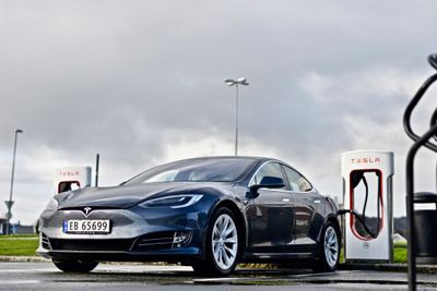 Tesla Model lader ved Tesla Lyngdal Supercharger.