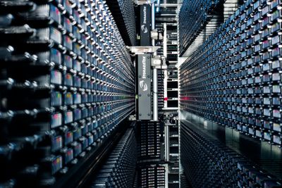 Lagring av enorme mengder med forskningsdata kan være lite økonomisk å gjøre på harddisk. Bildet viser et eldre, magnetbåndbasert lagringssystem hos CERN.
