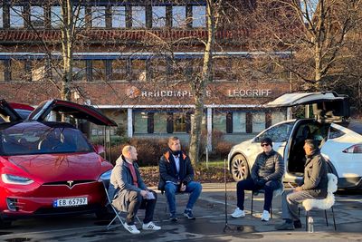 Elbil - teknisk sett. Marius Valle og Mathias Klingenberg snakker med Kjell-Arne Wold, som var med på å starte opp Tesla i Norge, og Satheesh Varadharajan, som leder Tesla Owners Club Norway.
