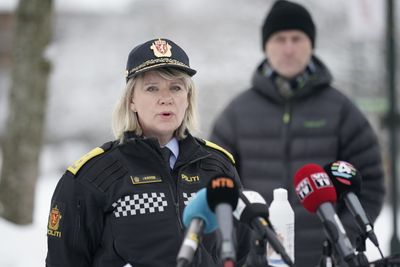 Politimester i Øst politidistrikt Ida Melbo Øystese sa tirsdag at det ikke lenger er håp om å finne overlevende i skredet i Gjerdrum. Gjerdrum-ordfører Anders Østensen i bakgrunnen.