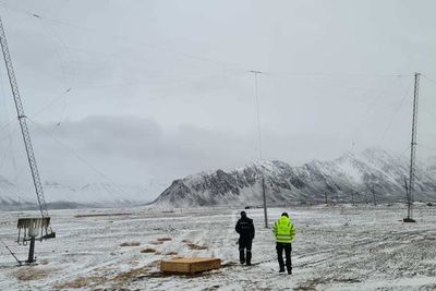 HF-antenner ved Isfjord radio på Svalbard skal gjøre det tryggere for den økende skipstrafikken i nordområdene.