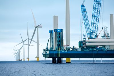 Den norske leverandørindustrien til olje og gass er foreløpig 36 ganger større enn til havvind, forteller artikkelforfatteren. Bildet er fra monteringen av vindkraftpark i Kattegat.