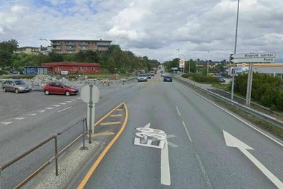 Omtrent her i Knarvik sentrum skal den nye rundkjøringen bygges. 