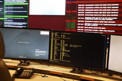 Fra kommandosentralen til Nasjonalt cybersikkerhetssenter (NCSC), som overvåker digitale angrep og trusler mot norske interesser.