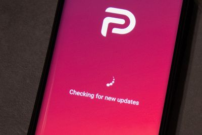Mobilappen Parler er ikke lenger tilgjengelig, etter at den i forrige uke ble utestengt fra både Apple App Store og Google Play. I tillegg er serverne til bakgrunnstjenestene blitt stengt av Amazon Web Services.