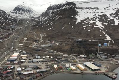 Kullkraftverket (til høyre i bildet) produserer strøm og fjernvarme til Longyearbyen. Nå skal det erstattes av en mer miljøvennlig energibærer. Regjeringen foreslår flytende naturgass eller pellets.