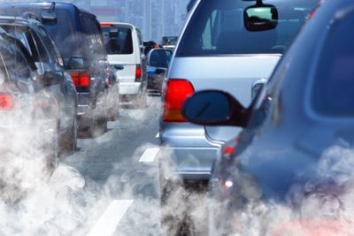 Økt CO2-avgift vil også øke bensin- og dieselprisene med mellom 4 og 5 kroner literen, siden disse bilene er kilder til utslipp. Men regjeringen er åpen for å holde bilene unna avgiftsøkningen.