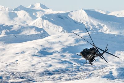 Et Bell 412 transporterer soldater fra Hæren under øvelsen Cold Response i 2014.