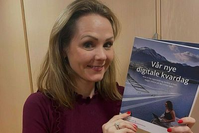 Distrikts- og digitaliseringsminister Linda Hofstad Helleland med rapporten «Vår nye digitale kvardag».