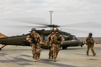 Norske soldater ved Nortu 6 trener på sanitetsevakurering med en US Army Black Hawk på Al Assad-basen i Irak i 2020. Dersom Sikorsky lykkes, blir det i 2024 med norske helikoptre i stedet.