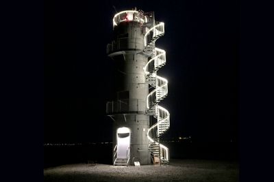 Været kan være tøft i Vardø og andre steder på kysten. Disse betongtårnene bøyer ikke av for vinden.