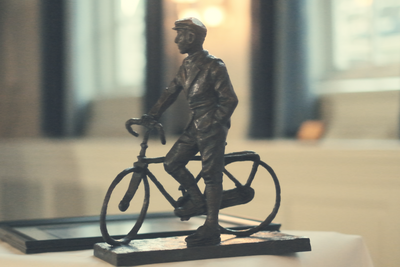 Det synlige beviset på Sønstebyprisen er en kopi av «Mannen på sykkelen», statuen av Gunnar Sønsteby signert av billedkunstneren Per Ung. Statuen står nå på Karl Johan, der Gunnar Sønsteby bevitnet tyske soldater som marsjerte inn i Oslo 9. april 1940..