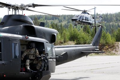 Forsvarets spesialkommando (FSK) i et av dagens Bell 412 øver sammen med et AW169 politihelikopter på Rena i fjor sommer.
