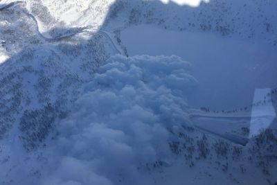 Dette snøskredet ved Skalandtunnelen vinteren 2019/20 er sprengt ut. Ingeniørgeolog og skredsakkyndig Andreas Persson i fylket har tatt bildet fra helikopter. 