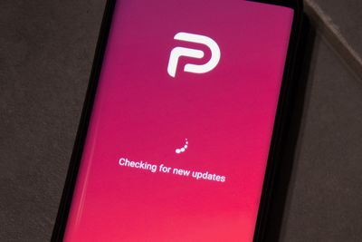 Parler har i første omgang ikke lykkes med søksmålet mot AWS. Bildet viser mobilappen for Android.