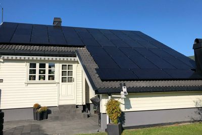 Stadig flere skaffer seg solceller. Det må nettselskapet vite om, så de får registrert hvor det kommer strøm inn på nettet. Knut Loddengaard i Mjøndalen har hele 48 paneler på taket. 