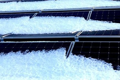 Nå er det mulig å sende strøm inn i solcellene for å smelte snøen som legger seg på dem. 