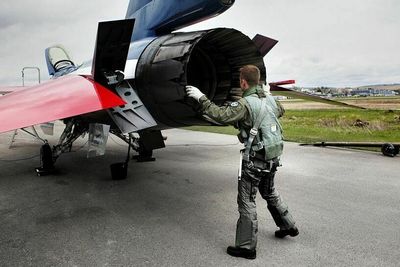 Testflyger Eskil Amdal undersøker F-16-flyet som ble flittig brukt i Luftforsvarets jubileumsår 2012. Dekoren var inspirert av kokarden («roundel») til Luftforsvaret, med vinger og stabilisatorer i rødt og skroget i blått og hvitt. Undersiden var malt i sølvfarge for å peke tilbake på de første norske jetjagerne.