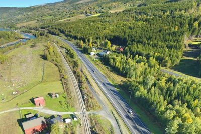 Erling Rolstad skal blant annet rive hus, montere viltgjerde, hogge skog og utføre arbeider langs jernbanen.