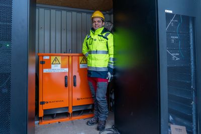 - Det viktigste nå er å samle data for det totale energiforbruket, sier Kjetil Strand Solheim i BKK. Her ved prosjektets hjerte, den 100 kWt store batteripakken. 