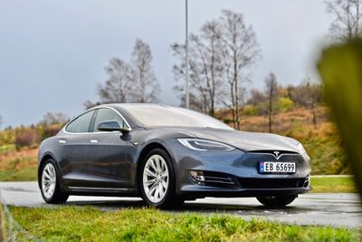 I en digital æra ser vi at nye aktører etablerer seg i gamle bransjer med stor konkurranse. Innovasjoner i bilbransjen kommer fra nye aktører som Tesla, skriver artikkelforfatteren.