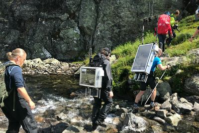 NRK skriver i anbudsdokumentene at de har nokså avanserte krav til mobiltelefoni. Her et eksempel fra programserien Monsen minutt for minutt, her i Jotunheimen, der de bar med seg nokså avansert kommunikasjonsutstyr i fjellheimen.