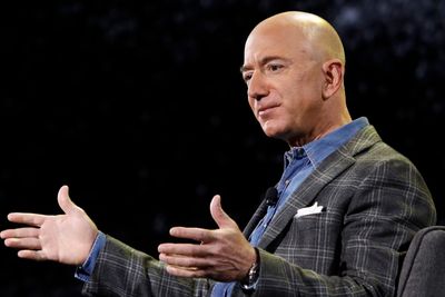 Jeff Bezos skal gi seg som Amazon-sjef i løpet av året. Han forsvinner imidlertid ikke ut av selskapet.