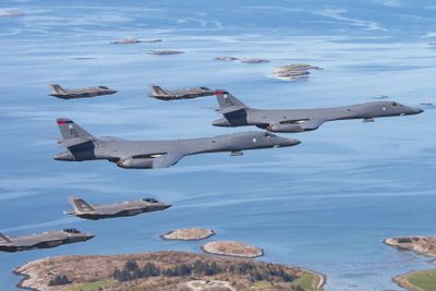 To B-1B Lancer flyr sammen med norske F-35A i mai 2020. Senere denne måneden blir det rikelig med anledning til nye slike samtreningsøkter.