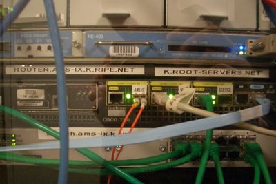 Deler av AMS-IX-speilingen av DNS-rotserveren k.root-servers.net, fotografert i 2007.