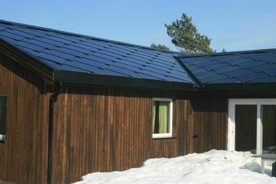 Hvert år skiftes mellom 6000 og 15.000 tak i Norge. Med solcelletakstein får man både tett tak og «gratis» strøm. 