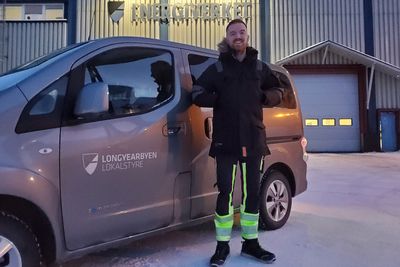 Driftsingeniør Joachim Karlsen i Longyear Energiverk har ikke hatt problemer med å kjøre elbil på Svalbard. Nå vil han teste om elbiler kan hjelpe på effektbalansen i byen.