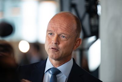 NHO-sjef Ole Erik Almlid ser ingen kortsiktig løsning på toll-problemet for den norske batteriindustrien.
