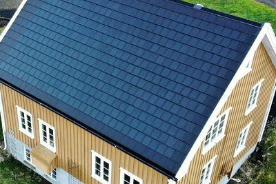 Tekking og solceller i ett: Den nye solcelle-taksteinen fra Grimstad er allerede lagt på et utvalg tak i Norge.